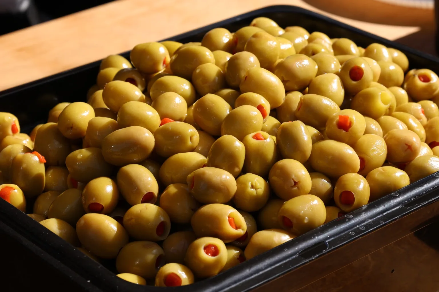 Olive verdi ripiene di peperone
